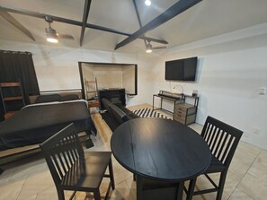 1 habitación, tabla de planchar con plancha, wifi y ropa de cama 