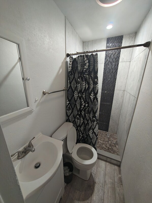 Haartrockner, Handtücher, Seife, Toilettenpapier