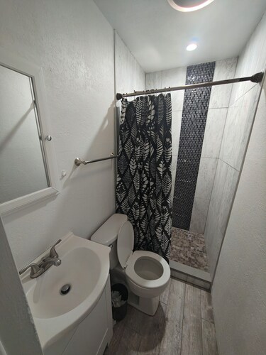 Welcoming 1-bedroom studio with AC in charming Lakewood