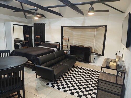 Welcoming 1-bedroom studio with AC in charming Lakewood