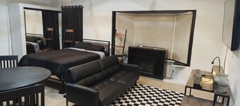 Welcoming 1-bedroom studio with AC in charming Lakewood