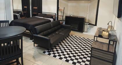 Welcoming 1-bedroom studio with AC in charming Lakewood