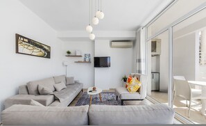 House - Calm Living 2BR Apartment in Residential Area (Farkë)