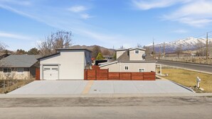 Un quartier résidentiel avec des maisons, un ciel dégagé et une route.