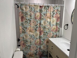 Shower, hair dryer, towels, soap - Spacious 3-bedroom house close to Mid-America Industrial Park (Pryor)