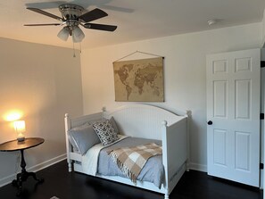 3 bedrooms, iron/ironing board, Internet, bed sheets - Spacious 3-bedroom house close to Mid-America Industrial Park (Pryor)