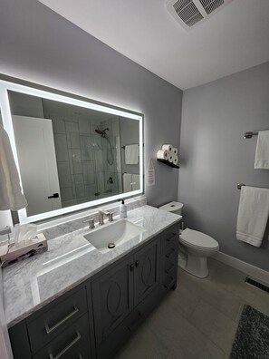 Een douche, een haardroger, handdoeken, zeep
