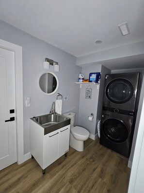 Shower, hair dryer, towels, soap - Halfmoon Bay Hideaway Top Suite (Halfmoon Bay)