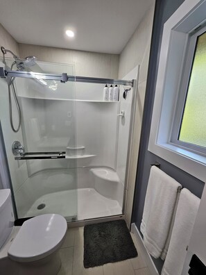 Shower, hair dryer, towels, soap - Halfmoon Bay Hideaway Top Suite (Halfmoon Bay)