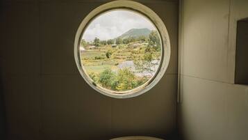 Deluxe Room | Bathroom | Hair dryer, towels, soap, shampoo