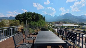 Habitación de lujo doble, patio, vistas a la montaña | Restaurante al aire libre