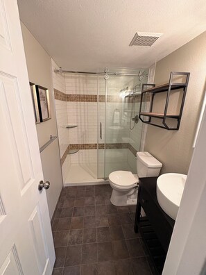 Shower, towels, toilet paper - Spacious 2BR + loft, fully furnished, minutes to Red Rocks (Lakewood)