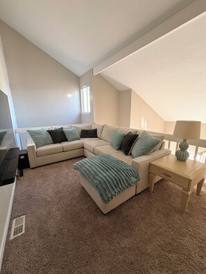 Living area - Spacious 2BR + loft, fully furnished, minutes to Red Rocks (Lakewood)