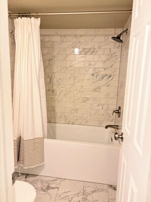 Shower, towels, toilet paper - Spacious 2BR + loft, fully furnished, minutes to Red Rocks (Lakewood)