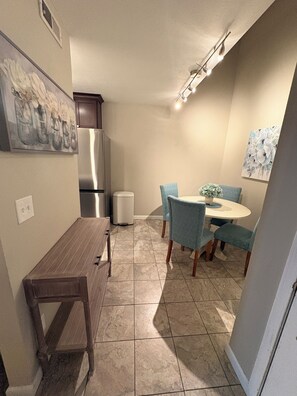 Interior - Spacious 2BR + loft, fully furnished, minutes to Red Rocks (Lakewood)