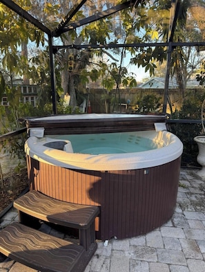 Outdoor spa tub - Cozy Backyard RV in Apopka/Orlando FL with AC (Apopka)