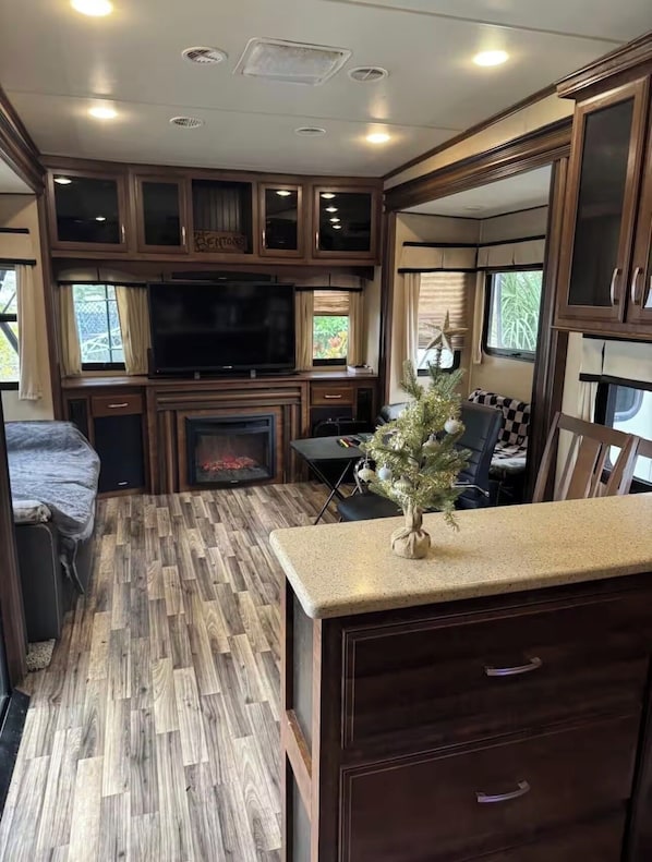 Room - Cozy Backyard RV in Apopka/Orlando FL with AC (Apopka)