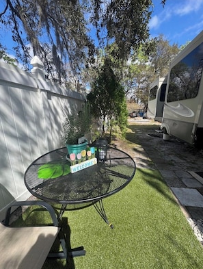 Outdoor dining - Cozy Backyard RV in Apopka/Orlando FL with AC (Apopka)