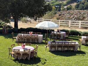 Outdoor dining - Private Hilltop Boutique Stay for Serene Stays & Micro Weddings / Gatherings (Cherry Valley)