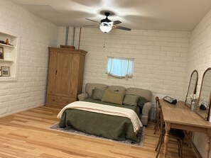 Room - Private Hilltop Boutique Stay for Serene Stays & Micro Weddings / Gatherings (Cherry Valley)