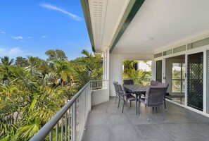 Outdoor dining - Costa Royale 3 Bedroom Beachfront Apartment 9 (Trinity Beach)