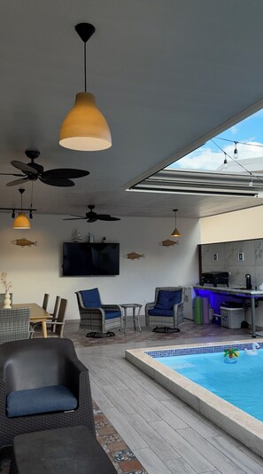 Outdoor dining - 30 minutes from Quepos Marina and 10 minutes from the beach you will find Casa Cleo Mare. (Parrita)