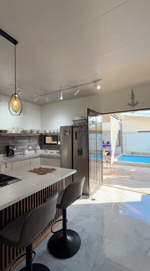 Microwave, stovetop - 30 minutes from Quepos Marina and 10 minutes from the beach you will find Casa Cleo Mare. (Parrita)
