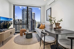 TV, offices - Bright Apt Southbank |Near Crown Casino ,Pool &Gym (Southbank)