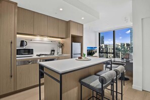 Fridge, microwave, oven, stovetop - Bright Apt Southbank |Near Crown Casino ,Pool &Gym (Southbank)