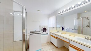 Douche, serviettes fournies