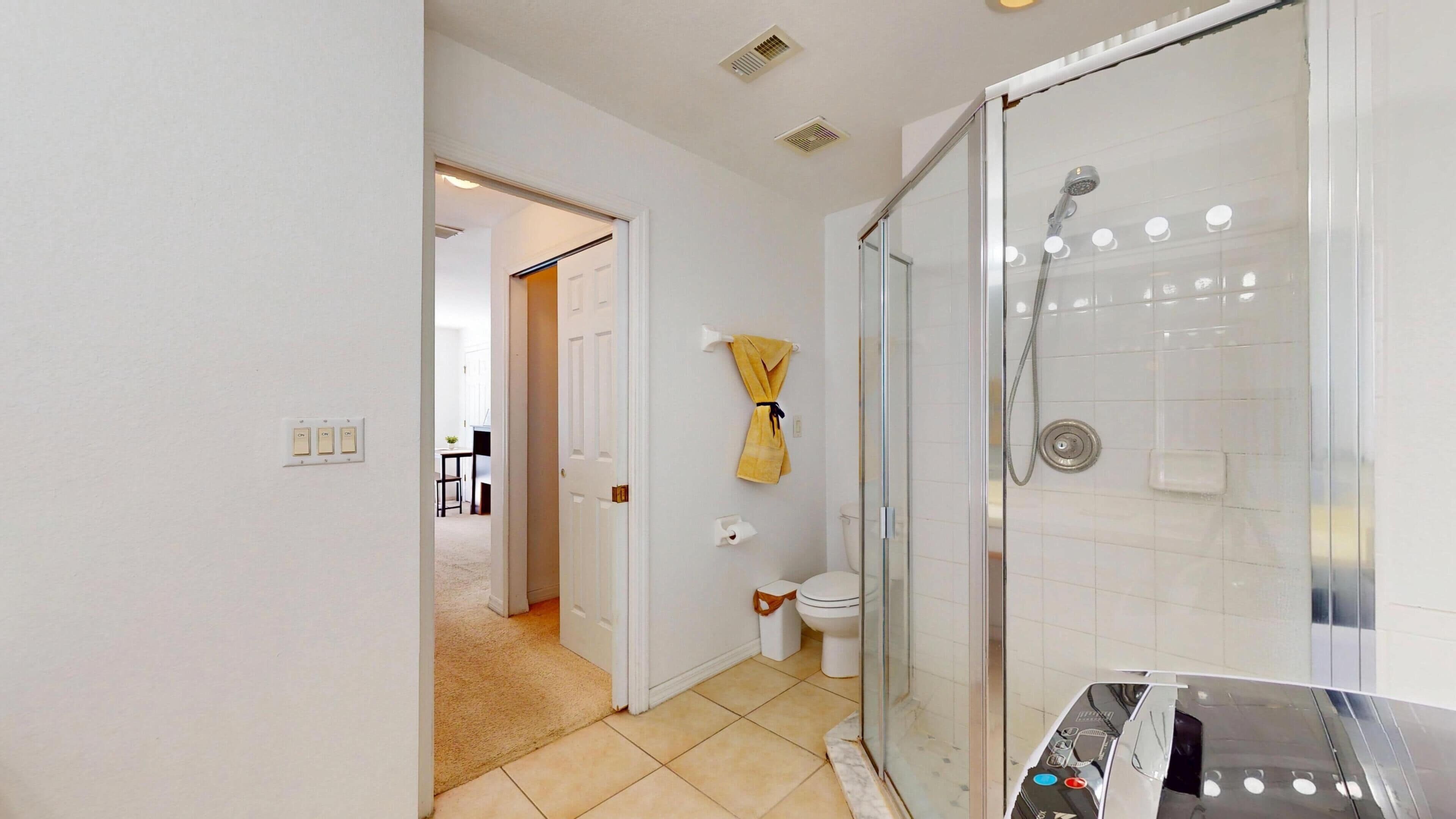 Een douche, handdoeken