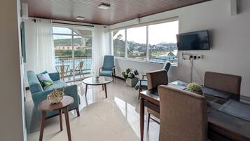 Leilighet – deluxe, balkong, fjellutsikt | Oppholdsområde