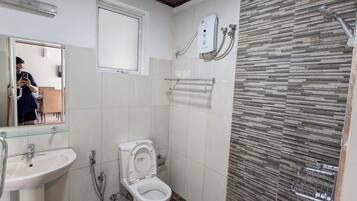 Deluxe Apartment, Balcony, Mountain View | Bilik Mandi | Pancuran mandi, tuala disediakan, sabun, syampu