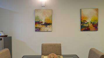 Comfort appartement, balkon, uitzicht op heuvels | Dineren