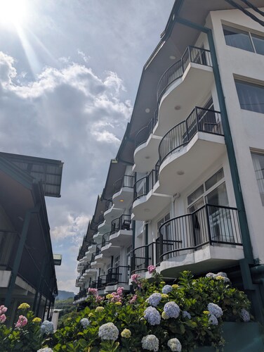 The Lakeside Stay