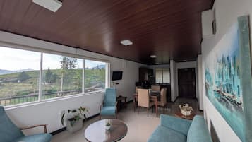 Deluxe appartement, balkon, uitzicht op bergen | Woonruimte
