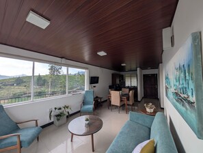 Apartemen Deluks, balkon, pemandangan gunung | Area keluarga