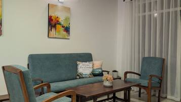 Leilighet – comfort, balkong, utsikt mot høyde | Oppholdsområde