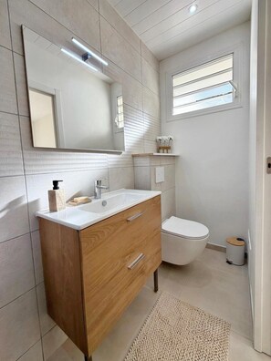 Shower, towels, soap, toilet paper - The cos cocoon, less than 10 minutes from the airport. (Ducos)
