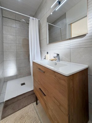 Shower, towels, soap, toilet paper - The cos cocoon, less than 10 minutes from the airport. (Ducos)