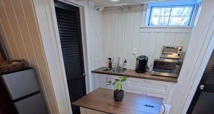 Private Basement Apartment Suite w/ Sauna & Workspace- Traveling Professionals