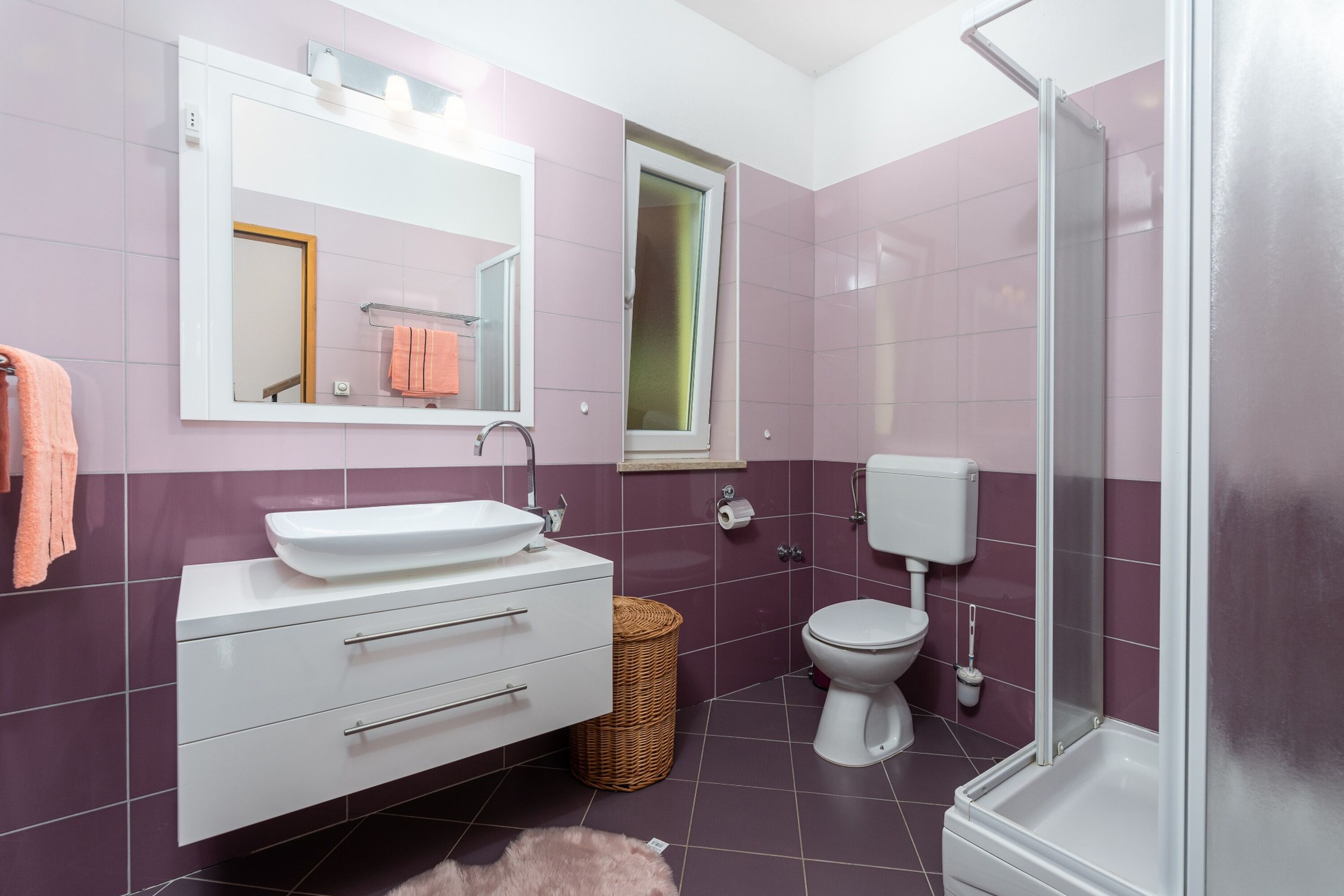 Douche, bidet, serviettes fournies