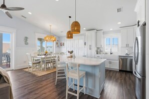 Coffee/tea maker, fridge, microwave, oven - Long Call - 5-bedroom retreat in Oak Island, perfect for families and pets! (Oak Island)