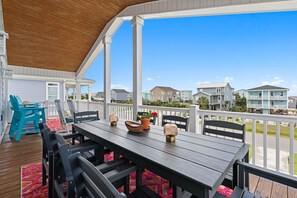 Outdoor dining - Long Call - 5-bedroom retreat in Oak Island, perfect for families and pets! (Oak Island)