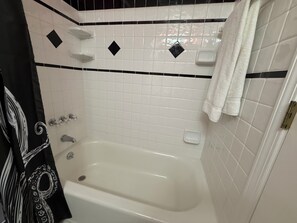 Haartrockner, Handtücher, Seife, Toilettenpapier