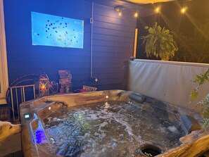 Outdoor spa tub - Sunny & SAndy Surf Social , 3/2 Mid Century Vibes ,Sunset Vibes, Coastal Stays (Myrtle Beach)