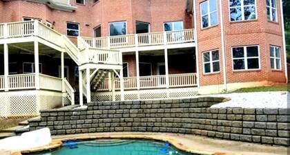 The Sandy Shores Estate Heated Pool, Hot Tub, Theater & Game Lounge