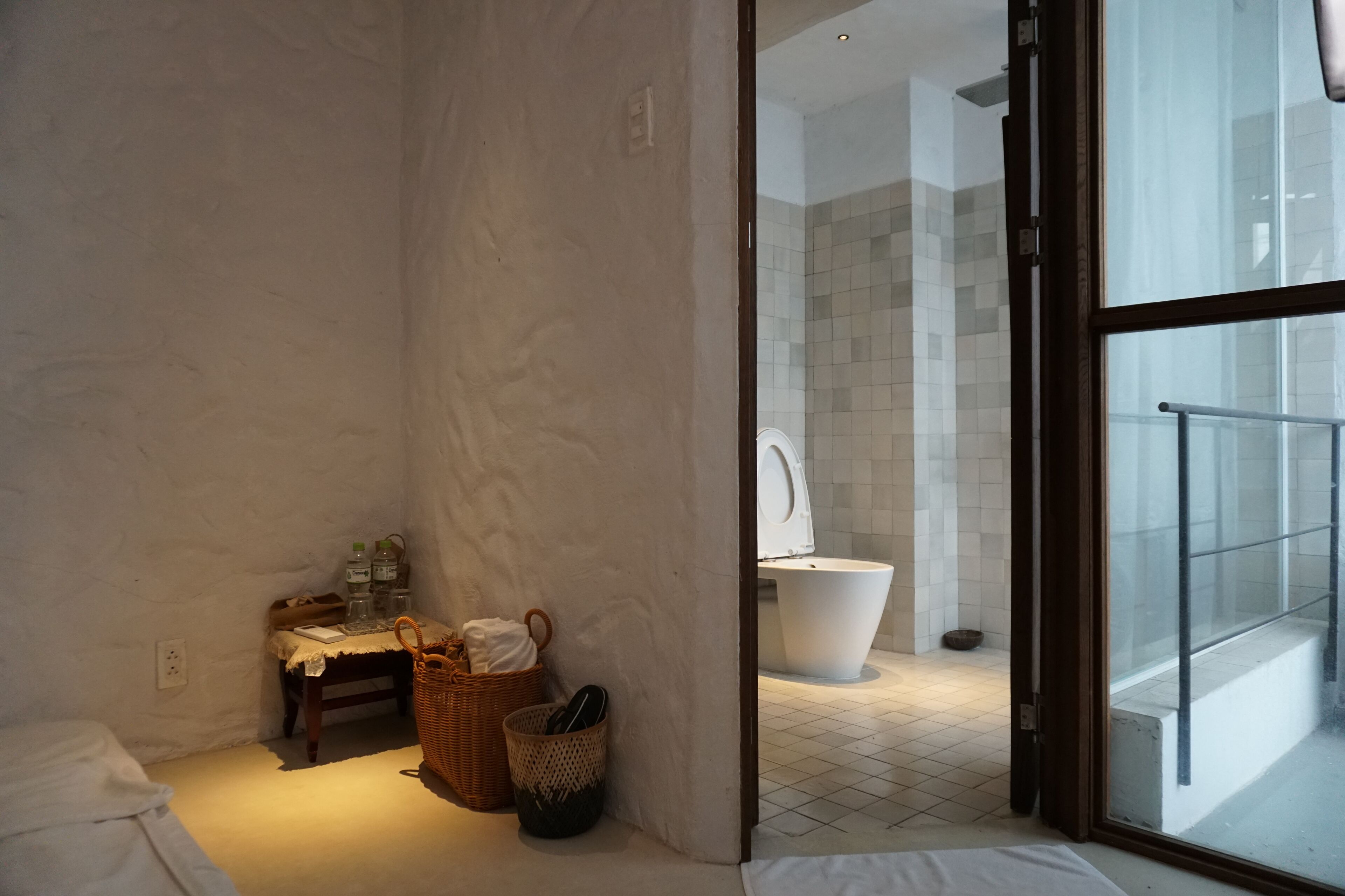 Standard Double Room | Bathroom | Shower, hair dryer, towels, shampoo