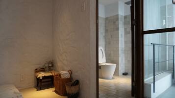 Standard Double Room | Bathroom | Shower, hair dryer, towels, shampoo