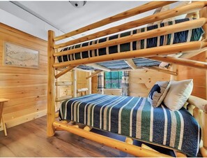 4 bedrooms, desk, iron/ironing board, travel cot - Cozy 4 Bedroom Cabin in Charming Gatlinburg (Gatlinburg)